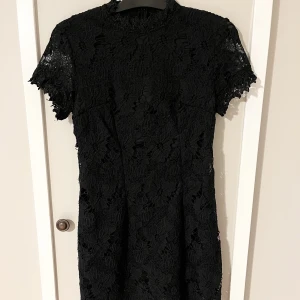 Svart spetsklänning - Jättefin svart spetsklänning. Använd 2 ggr. Hör av dig vid intresse! 
