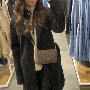 Kappa - Lång modell med band så att man kan knyta i midjan<3 Den är i bra skick, inga fel förutom lite nopprig men det är inget som lägg märke till🤍 Storlek XS men passar även en S! Inte så jätte tjock, skulle säga att det är en vår kappa! 