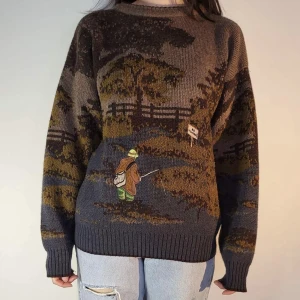 vintage stickad tjocktröja med tryck från No1 - vintage tjocktröja i storlek M/L. väldigt fint skick och varm. 65%akryl/15% ull/20% övriga fibrer. möter ej upp, postar enbart 🌸