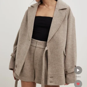 Kort kappa - Säljer denna skitsnygga beiga korta kappan från NA-KD💞💞 Helt ny, alla lappar kvar! Storlek 34 SLUTSÅLD på hemsidan Nypris 900kr