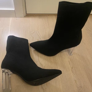 Trendiga skor med transparent klack  - Helt nya skor aldrig använda. Super snygga på foten med transparent klack. Mordena stilrena och sköna att gå i som man både kan klä upp och ner till.