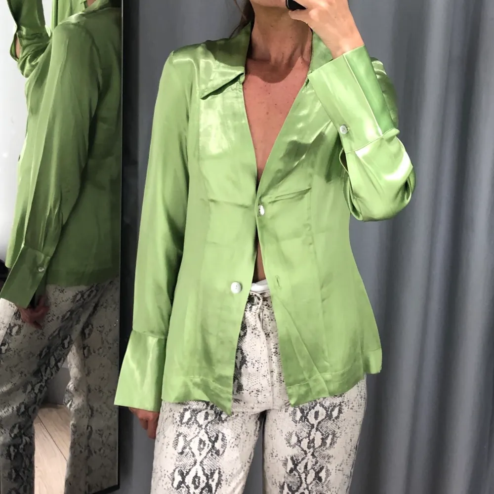 Grön sidenblus/skjorta från H&M. Nyskick med prislapp kvar. Blusar.