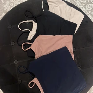 Sport-linne/sporttopp med inbyggd bh  - Jätteskönt sport-linne/sporttopp med inbyggd bh (ingen vaddering) från Oysho. Alla är i storlek small. Köp alla för 500 +frakt  eller 150kr/styck + frakt. Zalandos pris är 249kr/styck. Säljer pga för små för mig:( i god kvalitet, sparsamt använda.