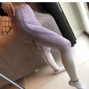 Tights - Säljer dessa bekväma, fina träningstights som jag köpte här på Plick (ursprung från ICIW) hör av dig vid frågor 😁. Bild 1&2 är lånade bilder. 