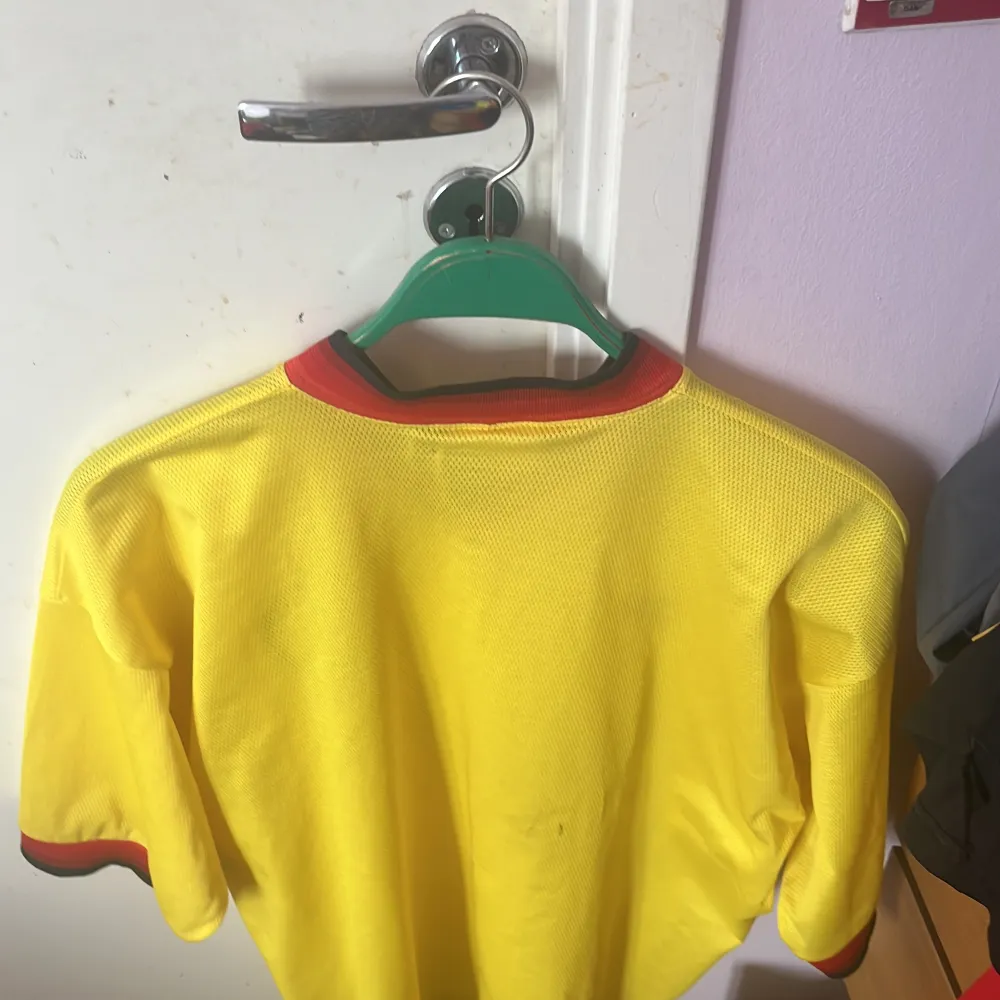 Originellt liverpool tröja från 98/99 säsongen 8/10 skick. T-shirts.