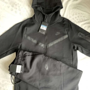 nike tech dress - hej jag säljer min nike tech dress den är helt ny prislappen sitter kvar det är herr modell