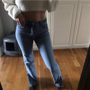 Jeans från HM, knappt använda! Sitter bra i längd på mig som äe 167 cm!💕