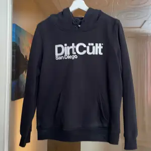 Svart hoodie från DirtCült