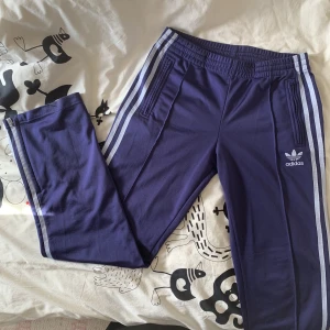 Vintage adidasbyxor  - Säljer min lågmidjade blåa Adidasbyxor. De är strl 36 men kan passa större om man vill att de sitter tajt.  Innerbenslängden: 76cm Jag kan mötas upp på Södermalm eller i Hägersten, eller posta! :) 