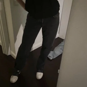Zara jeans - Väldigt slitna vid fötterna. Men sitter väldigt bra i längden på mig som är 170. Dom är typ midwaist och sitter bra där bak. Det är knappar inte dragkedja ❤️