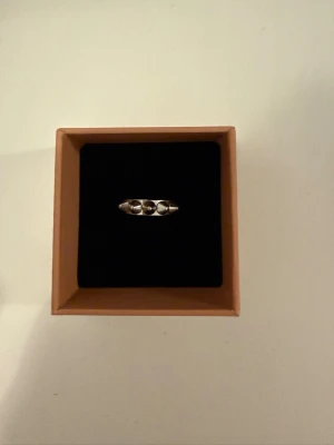 Silverring med nitar - Stilren silverring med tre nitar i rad på ovansidan. Ringen har en minimalistisk design och passar perfekt för dig som gillar enkla men snygga accessoarer.