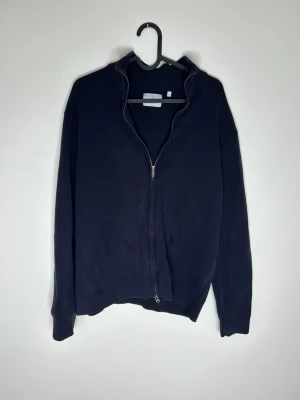 Hel Zip Cardigan från Bläck - Storlek: L | Skick: 8.5/10 | Nypris: 899 kr | Skickas samma dag som köp | Skriv vid minsta lilla fundering eller fråga |  
