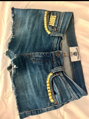 Shorts med gyllene nitar - Super fina