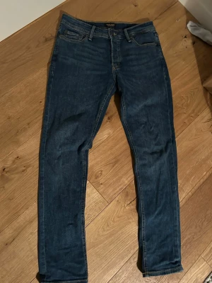 Jack and jones slim glenn jeans - Ett par Jack and Jones slim glenn i otroligt bra skick. Jeansen är endast använda ett par gånger och är otroligt lätta att passa till vilket outfit som helst. Skriv om du har några frågor