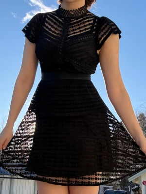 Svart spets klänning - Från By Malina, helt oanvänd, säljer pga jag inte använder den