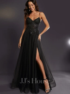 Svart långklänning med slits - Balklänning från JJs house🤍 ord pris 1842kr. spetsdetaljer och glittrig överdel. ANVÄNT EN GÅNG med lappar kvar <3  kan mötas i göteborg om intresserad av köpet! 