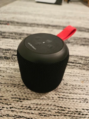 Svart Andersson bärbar högtalare - Helt nytt oanvänt Upp till 5 timmars speltid. Ta emot inkommande samtal med handsfree. Finns Bluetooth.  Passar till alla laptop eller smartphone o surfplatta. Lätt att ta med sig. Ny pris 399