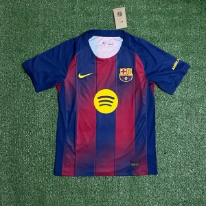 Barcalona Tröja - Säljer denna riktigt snygga tröjan till ett riktigt bra pris skriv till om ni är intresserad!