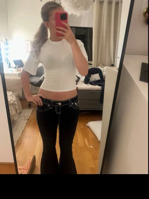 Vit croppad t-shirt - Säljer en snygg t-short som är tajt vid midjan men lite större upptill. Helt ny! Ifårn Gina 14+ xxs