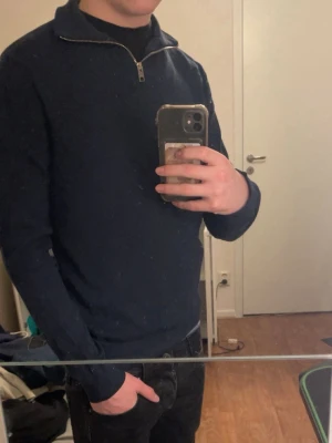 Mörkblå halvzip tröja - Blå halfzip. Ny pris 699 kr. Använd väldigt lite därför säljer för billigt pris.