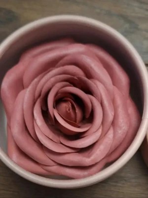 Rosformad rouge från Veronni - Unik rouge i puderform från Veronni, formad som en ros i en rund ask. Färgen är en mjuk, dammigt rosa ton som ger ett naturligt fräscht intryck på kinderna. Förpackningen är genomskinlig med rosa kant och elegant designad för att sticka ut i sminkväskan.