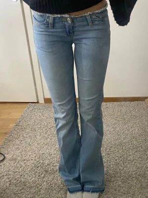 Ljusblå bootcut jeans - Ljusblå bootcut jeans med fransad midja ifrån Nelly