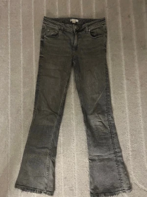 Grå bootcut jeans från Ginatricot - Säljer ett par grå bootcut/straight jeans från Ginatricot. Fint skick storlek 158