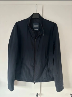 Herno windbreaker - Marinblå snygg vindjacka från Herno i storlek 50. Perfekt nu till våren och använt men i grymt  skick!