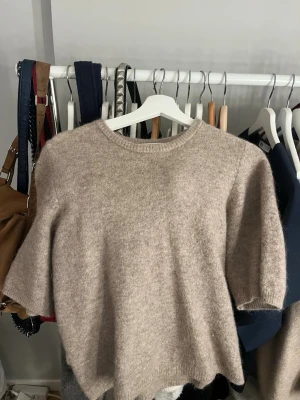 Stickad kortärmad tröja - Köpt för 1300 på gestuz, fint skick