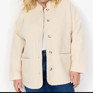 Beige teddyjacka med knappar - Mysig beige teddyjacka med rak passform. Jackan har knäppning framtill med fem knappar och två  fickor på sidorna. Aldrig använd, nypris 599❣️