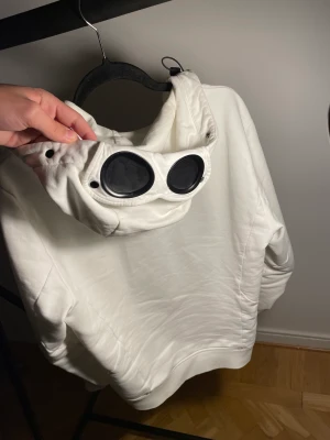 Cp company hoodie - Säljer nu denna riktigt snygga ziphoodien från märket cp company. Hoddien är sliten och har många defekter där av priset, kom priv för bild. Bara att skriva vid frågor eller funderingar. 