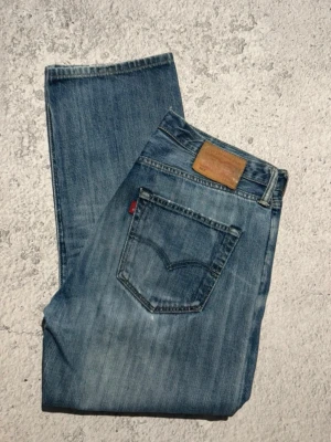 Levis jeans  - Säljer dessa sjukt feta Levis jeans, storlek 34:30 men skulle säga att det passar dig som vanligtvis har 32:32. Hör av dig vid fler frågor😊