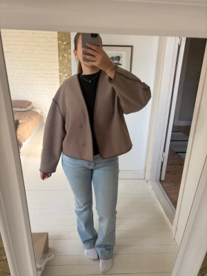 Beige ull jacka med sömmar  - Varsamt använd, ullblandning, köpt på Mq för 1200.