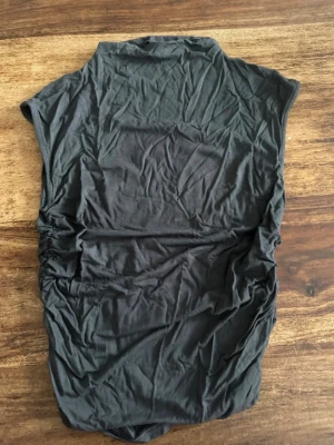 Soft touch topp - Inge defekter, lite skrynklig