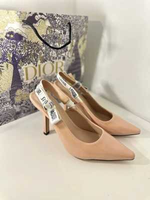 Jadior klackar 39 - Box och påse ingår, klackarna är egentligen storlek 40 men dom är för små så de passar 39. Klackhöjd: 9,5cm