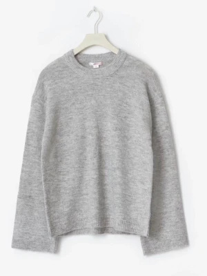 Ljusgrå stickad tröja  - Hej säljer min helt nya stickade tröja fråga Gina tricot med lappar kvar i stl 170 🥰nypris 259kr❣️