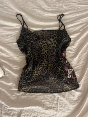 Leopard topp - Snygg leopardtopo köpt i Filippinerna, står storlek L men passar M🩷