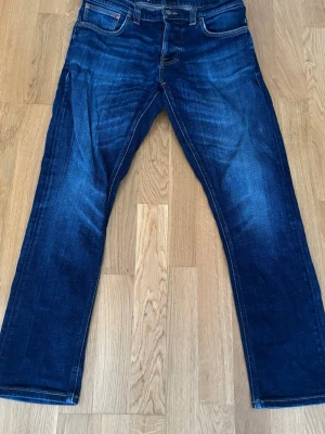Mörkblåa jeans från Nudie - Säljer ett par mörkblå jeans från Nudie. Storleken är 32:30 dem är som nya inga defekter och dem har en snygg tvätt. Modellen är Grim Tim. Skriv om ni har några frågor. Priset är ej hugget i sten 