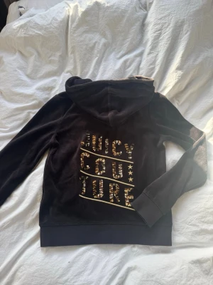 Svart velour hoodie Juicy Couture - Mjuk och skön svart hoodie i velour från Juicy Couture. Den är i storlek M men jag tror det är barn modell för de sitter som en dam xs/s☺️Super fin vintage modell men den passar inte längre☹️ priset kan diskuteras🤩