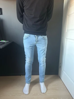 Dondup Jeans limited edition - Säljer ett par ljusblåa jeans från Dondup Artisan Limited Edition som är storlek 30, skicket är riktigt bra, inga tecken på användning men om du har på dig dom känner du att de använts fåtal gånger. Skriv gärna vid funderingar eller nått. pris är ej hugget i sten!