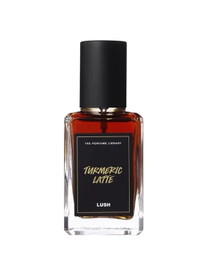 Lush Turmeric Latte parfym 30ml - Unik parfym från Lush med namnet Turmeric Latte. Flaskan är rektangulär i genomskinligt glas med svart etikett och gul text. Innehållet har en varm bärnstensfärg och korken är matt svart. Perfekt för dig som gillar kryddiga och mjuka dofter.