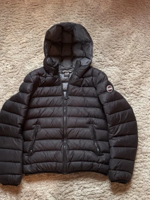 Colmar Jacka - Tjena! Nu säljer jag denna feta colmar jacka | skick: 8/10 | strl:14 Y(166cm) | Ny pris ca 3500kr | mitt pris 1200 kr |Modellen är 175 cm och 59 kg |skriv för ytterligare frågor🍾🌴  Mvh Tim