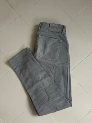 Sartoria Tramarossa jeans w34 - Väldigt fina grå Tramarossa jeans i w34 säljes. 45 cm breda och grym passform i Toppenskick utan hål eller fläckar och en nyare modell! Jättesnygg unik tvätt. Perfekta nu till våren och sommaren och tveka inte vid minsta fråga!
