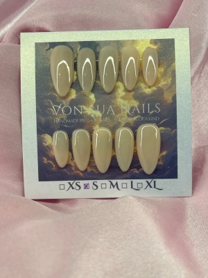 Classy (S);Medium Almond - Snygga press-on naglar i en nude beige nyans. Naglarna har en medium lång, mandelformad design och är handgjorda, och ger en lyxig känsla. Perfekt för dig som vill ha ett stilrent och elegant look.S: 15 mm, 11,5 mm, 12 mm, 11 mm, 9 mm 