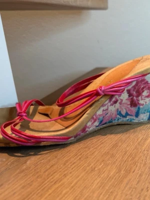 Tommy hilfiger kilklack - Ett par jätte fina Tommy hilfiger kilklackar som passar perfekt till sommaren! Dessvärre är för de små för mig, priset går att förhandla.💕💕