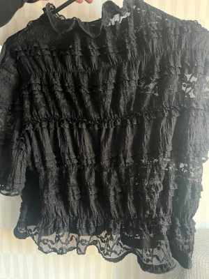 Svart spets topp - Super fin spetstopp/tshirt som är perfekt för att vara piffigare till vardags men också till festligare tillfällen. Säljer eftersom att den aldrig kommit till användning. Har ingen märkeslapp så vet tyvvär ej märke❤️ Skriv vid funderingar eller köp direkt!