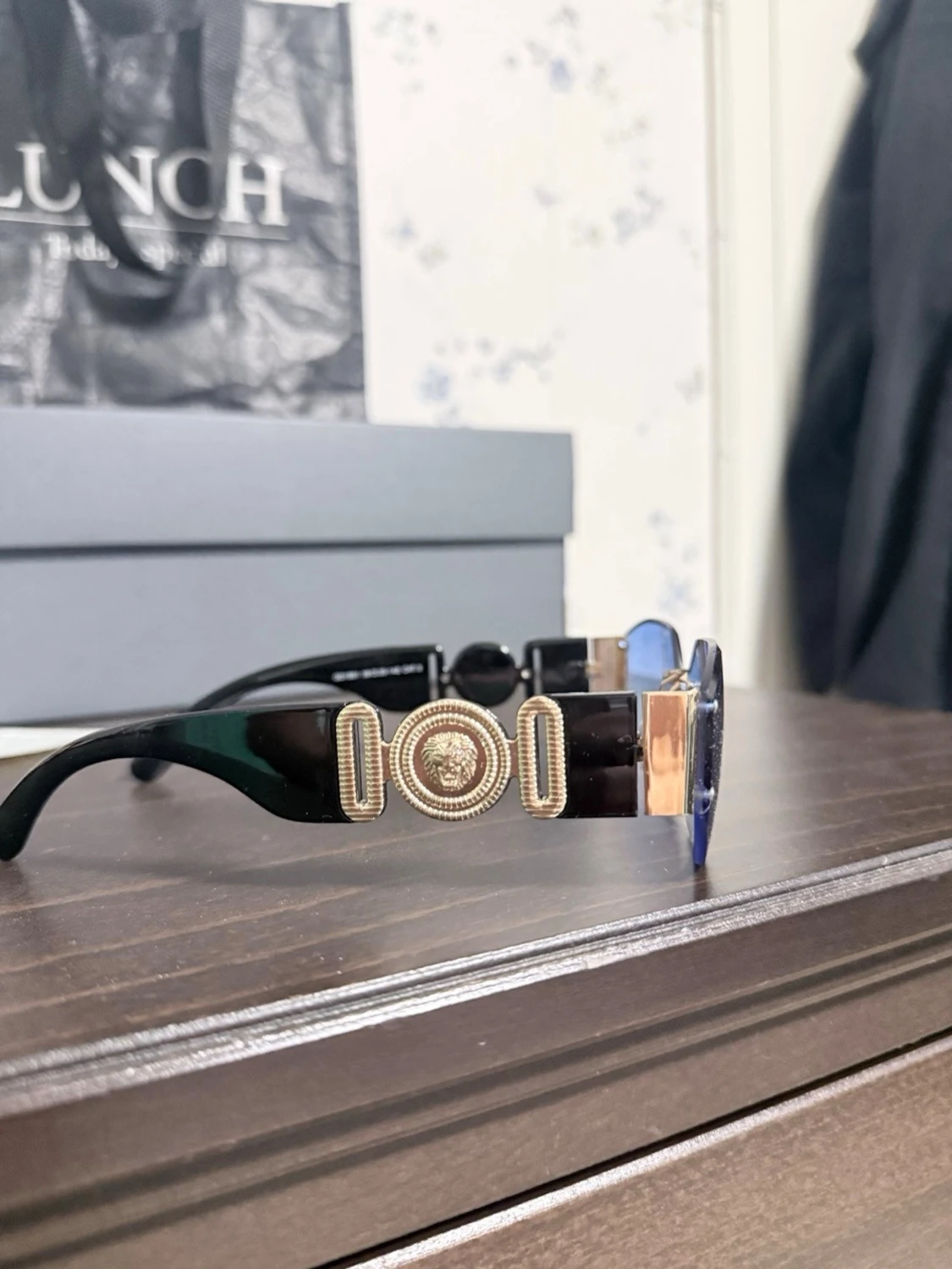 Blå rektangulära solglasögon med gulddetaljer - 3