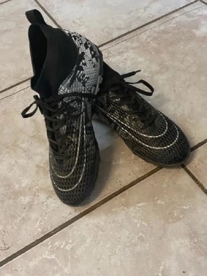 Futsal fotbollsskor  - Använda fåtal gånger och har inga problem!