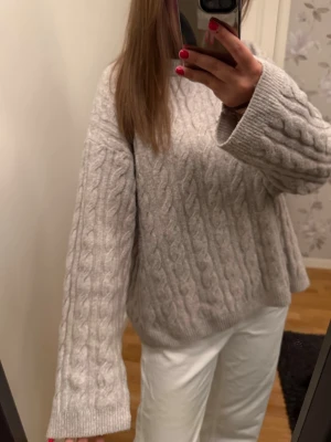 Stickad tröja - Superfin kabelstickad tröja från hm! Mycket bra skick!!☺️☺️
