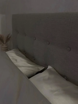 Satin Örngott  - Ett exklusivt örngott i satin som ger sovrummet en lyxig känsla. Mjukt och skonsamt mot hud och hår, samtidigt som der ger en lyxig look.   Just nu kan du välja två satinörngott för endast 329kr - ett perfekt tillfälle för att uppgradera looken i sovrummet.                                                                                         Finns i tre olika färger.